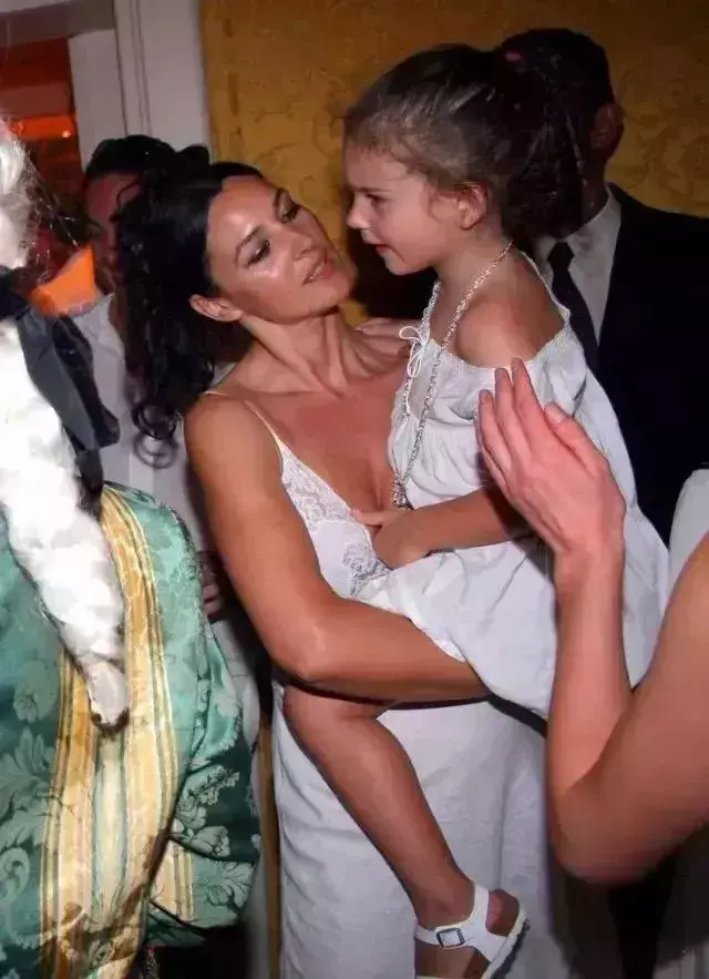 她是全球公認的最性感女神：“裸露”卻不情色的人間尤物