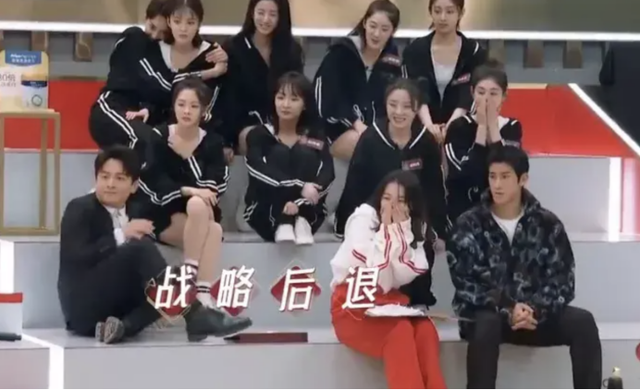 強吻、摸胸、掀裙底，娛樂圈的“不雅之舉”是意外還是趁機揩油？
