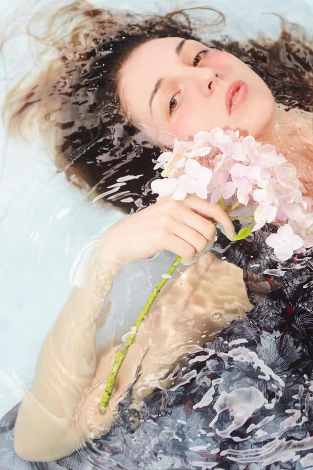 每年夏天，他都會在室內泳池拍攝美女與水