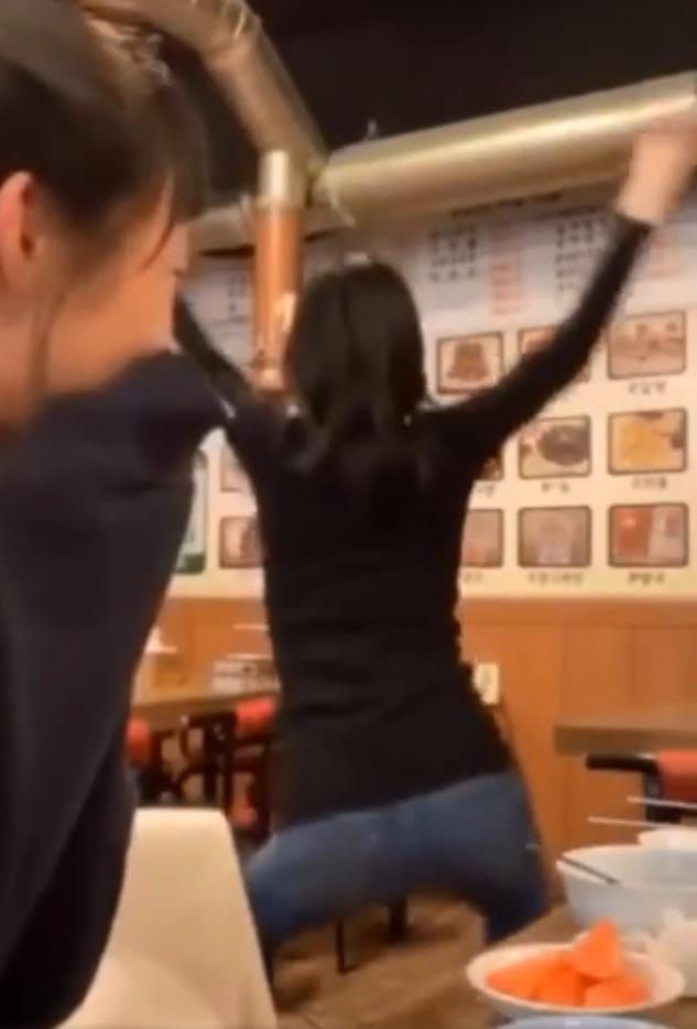 崔雪莉醉酒露點(diǎn)直播，正面回應(yīng)不穿bra，眼神迷離，放飛自我！