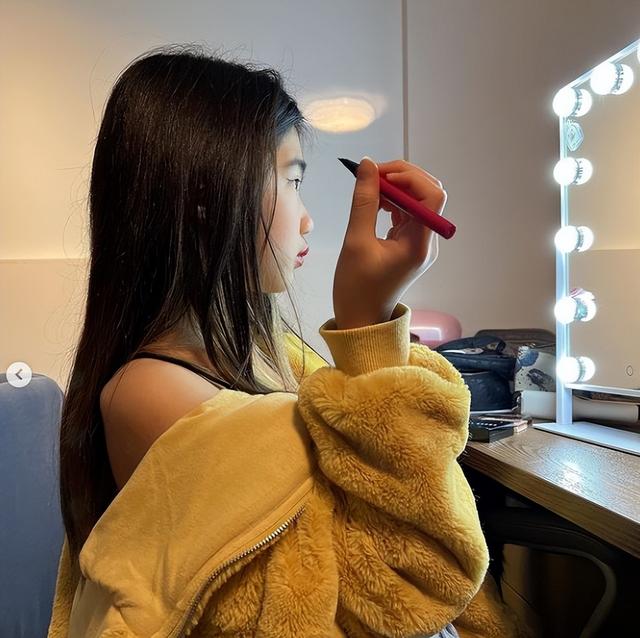曹格老婆曬女兒近照，11歲Grace穿媽媽泳裝，吳速玲猛夸可愛有型