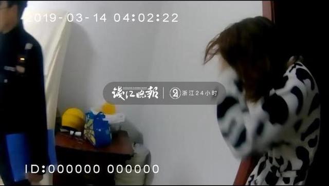 深夜陌生女子敲開門，直接闖進(jìn)家，邊走邊脫躺上床，這是什么神仙操作？