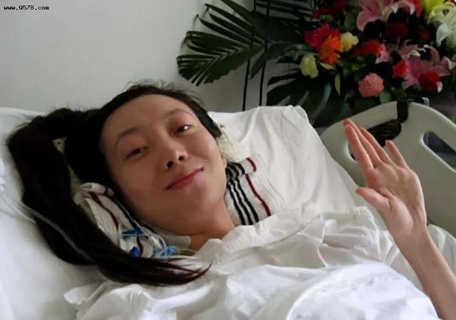 15年過去了，那個摔成終身殘疾、讓張藝謀愧疚一生的女人還好嗎？