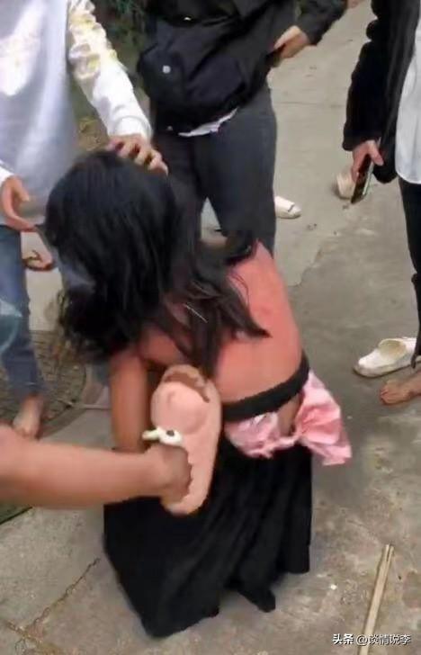 臨高13歲女孩被扒衣服凌辱，其父自責(zé)，撕開了這個社會悲哀的一幕