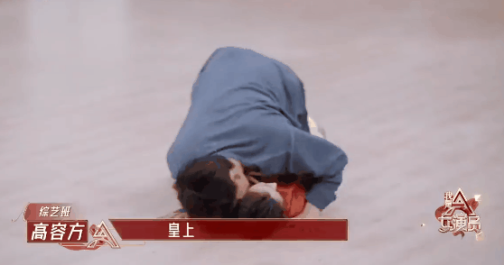 強吻、摸胸、掀裙底，娛樂圈的“不雅之舉”是意外還是趁機揩油？