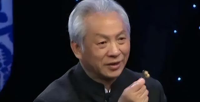 美女帶祖?zhèn)鲗毼镨b定，專家直言：您祖上何人？報價后遭疑現(xiàn)場開撕