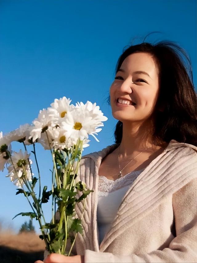 越老越漂亮的5位女星，年輕時(shí)長得一般，年紀(jì)大了反而更美了
