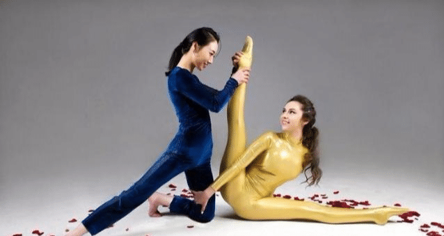 中國第一柔術美女, 驚艷了世界, 身體柔軟能輕松擺成“M”型