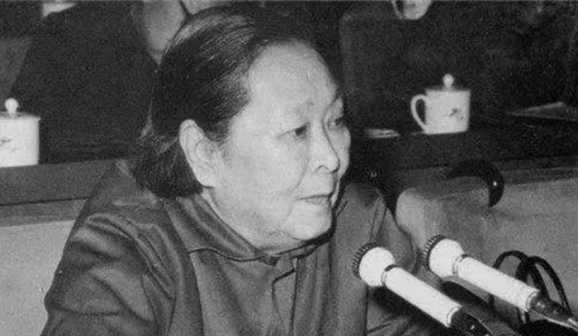 黃埔軍校最美女兵，給兩位正國級(jí)當(dāng)過秘書，丈夫也是正國級(jí)