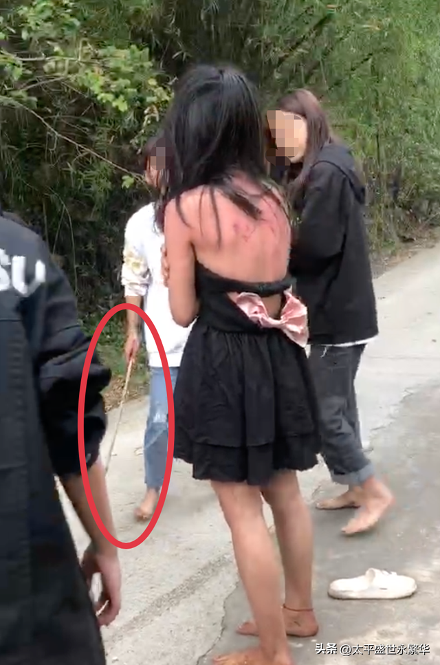 打人兇手就是他們，13歲女孩衣服被扒光，遭同學(xué)群毆，網(wǎng)友：嚴(yán)懲