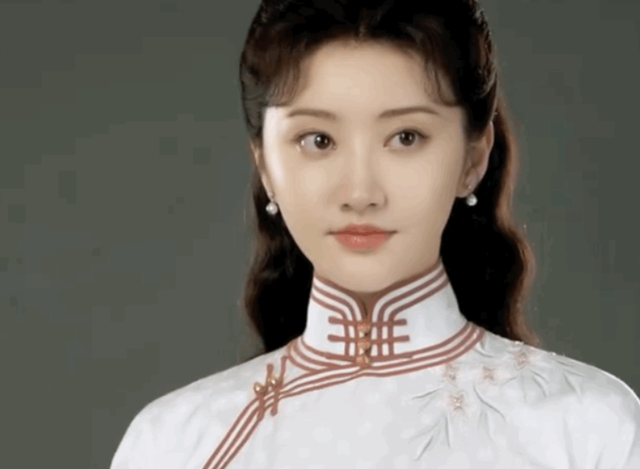 景甜與小6歲男星拍吻戲！躺床上擁吻好嬌羞，導(dǎo)演指導(dǎo)脫衣太激動(dòng)