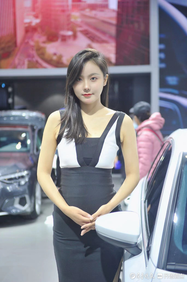 齊魯國際車展現(xiàn)場：一大波美女車模來襲，個頭高挑笑容迷人