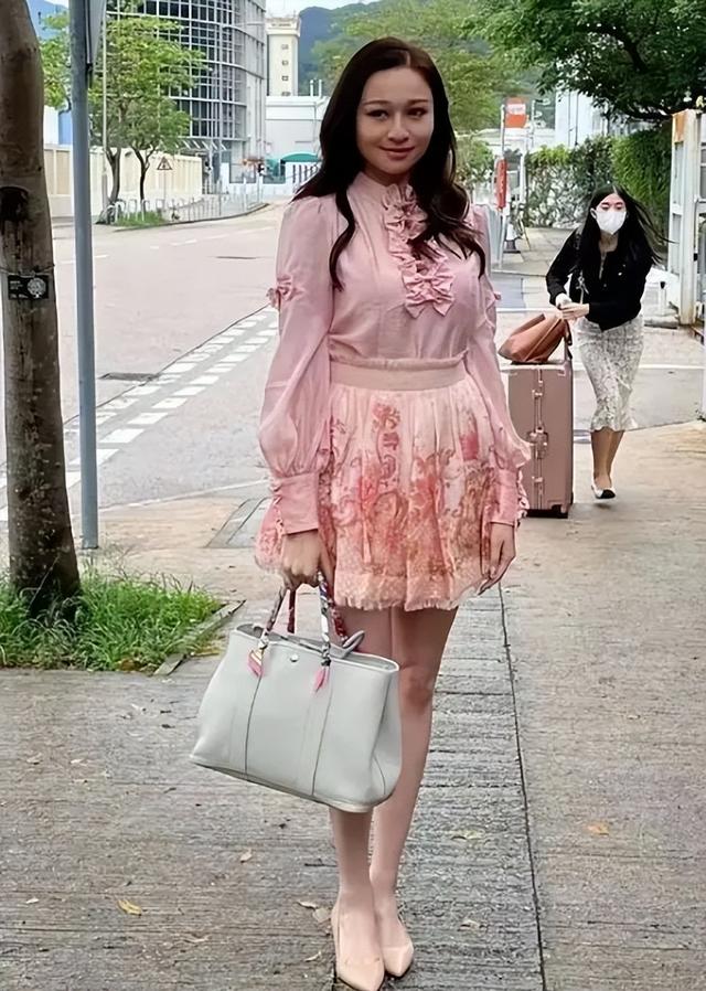 史上最丑港姐：齙牙、高齡，學(xué)歷低！全靠有個(gè)“明星爹”奪冠