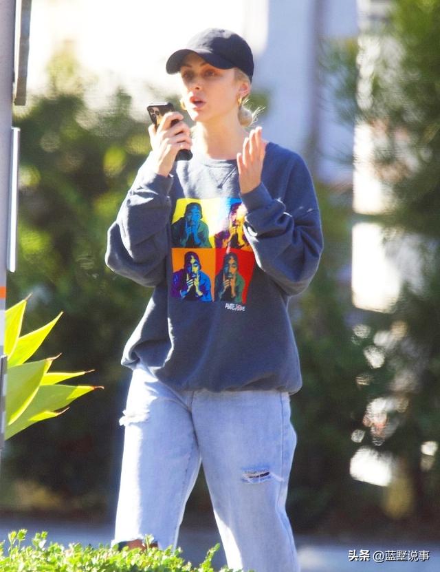 美女明星拉拉·肯特性感照，身穿迷你裙緊身胸衣裸露健美雙腿