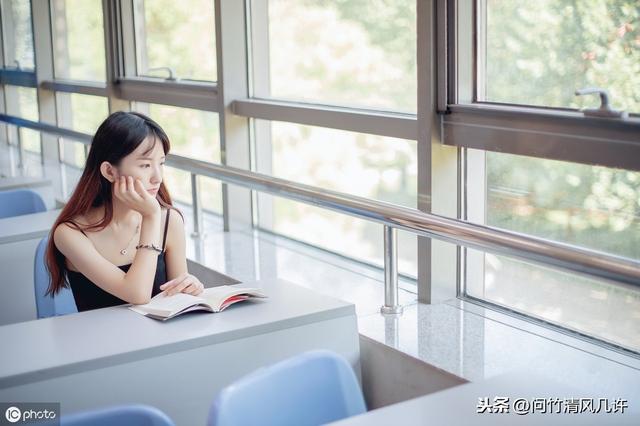 初中時(shí)，班花總在后面踢我