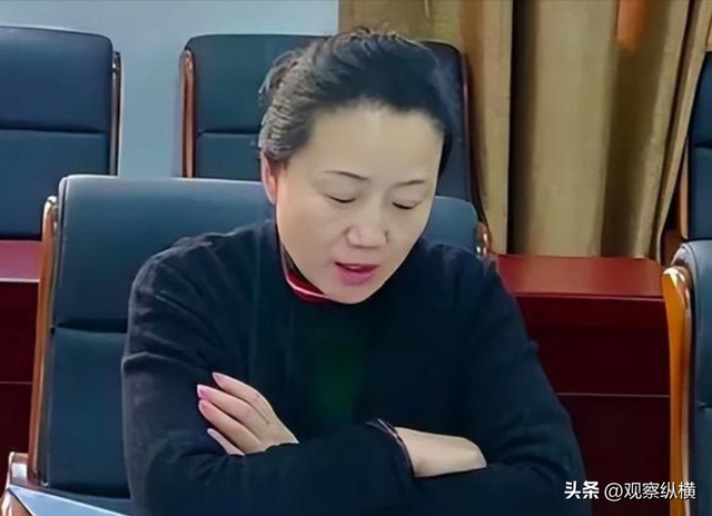 僅有初中學(xué)歷的美女貪官，利用美色，升至廳級，最后掉進萬丈深淵