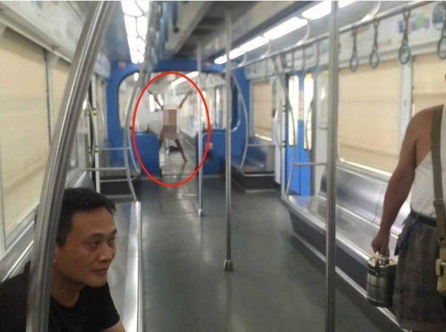 女子在輕軌上瘋狂撕咬陌生乘客，跪地舔食血跡，還脫光衣服……