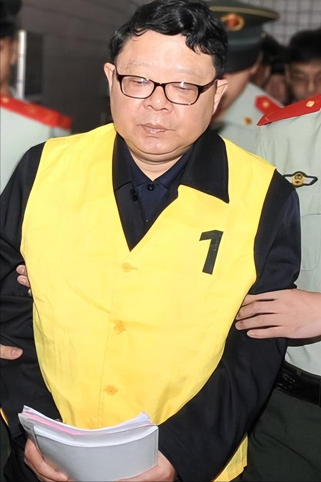 強(qiáng)奸大學(xué)生，玩弄12位女明星，霸占警花10余年，結(jié)局是死刑！