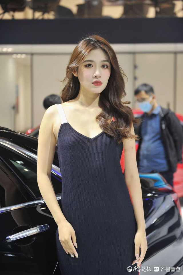 齊魯國際車展現(xiàn)場：一大波美女車模來襲，個頭高挑笑容迷人