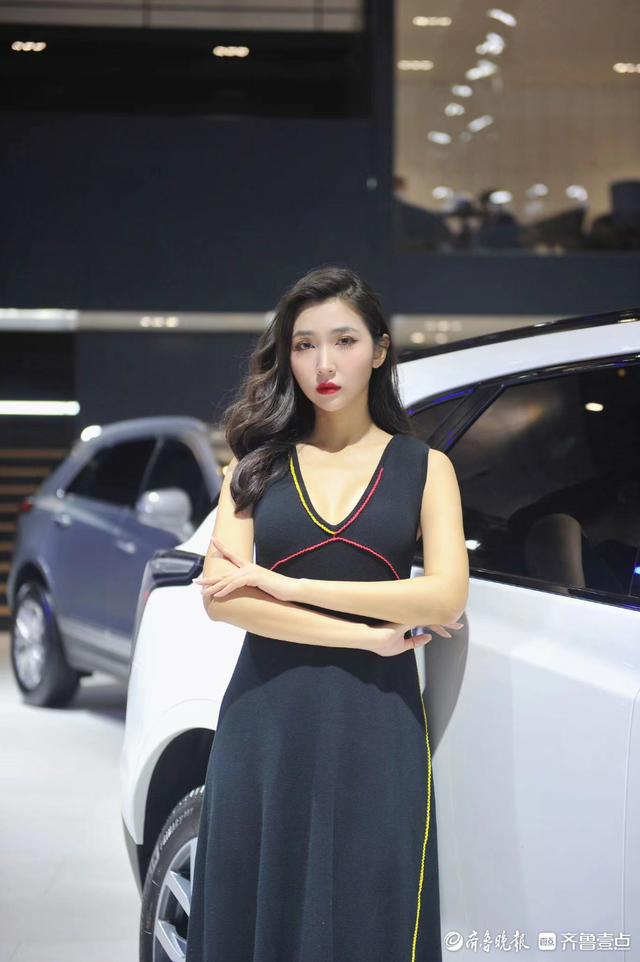 齊魯國際車展現(xiàn)場：一大波美女車模來襲，個頭高挑笑容迷人