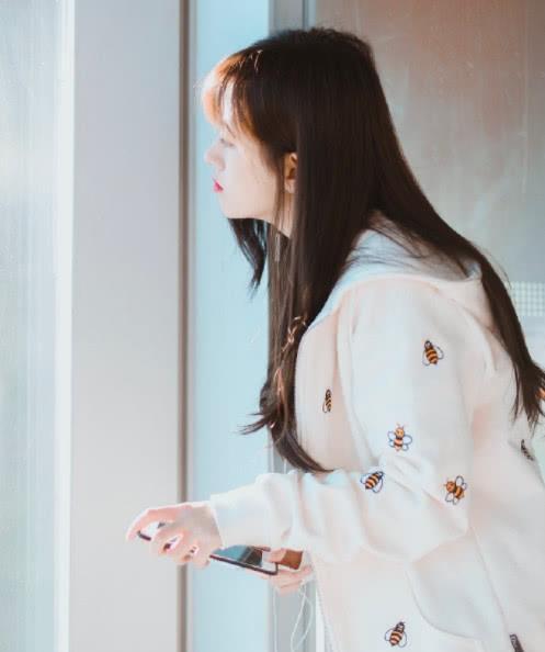 四千年美女鞠婧祎現(xiàn)機場，每個動作都讓人心動，少女氣息溢滿屏幕