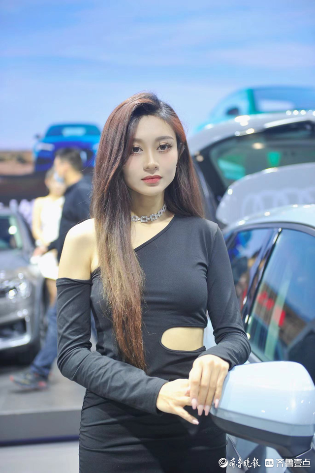 齊魯國際車展現(xiàn)場：一大波美女車模來襲，個頭高挑笑容迷人