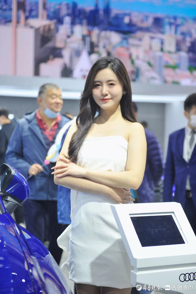 齊魯國際車展現(xiàn)場：一大波美女車模來襲，個頭高挑笑容迷人
