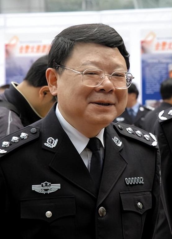 “打黑局長(zhǎng)”文強(qiáng)：霸占警花，玩弄女星，被捕時(shí)家中發(fā)現(xiàn)2000萬(wàn)