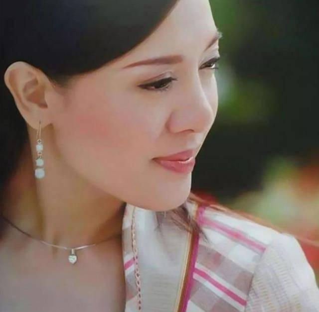 2014年泰國(guó)最美王妃，被爆出赤裸趴地給狗喂食，全程多人圍觀錄像