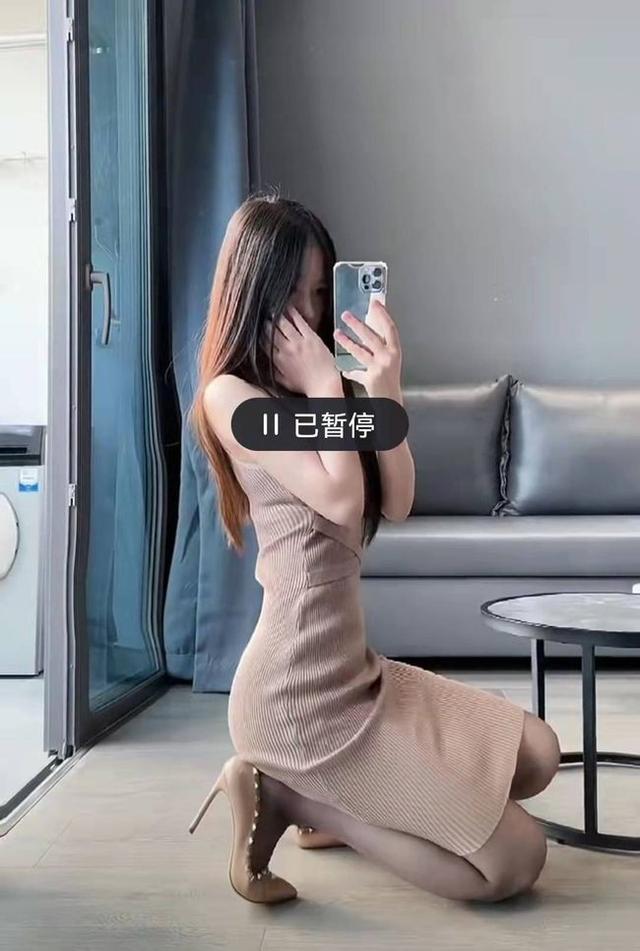 賴神的女人緣絕了，再約絲襪妹妹fairy挑戰(zhàn)手速，上演絲襪換裝秀