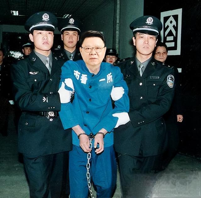 “打黑局長(zhǎng)”文強(qiáng)：霸占警花，玩弄女星，被捕時(shí)家中發(fā)現(xiàn)2000萬(wàn)