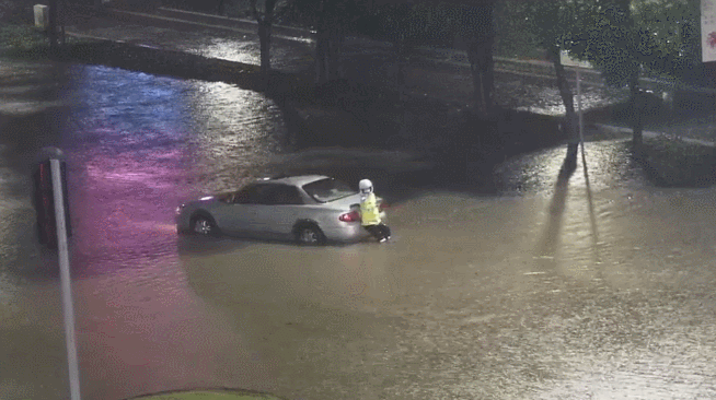 深圳暴雨夜徒手推車的最美女鐵騎找到了→