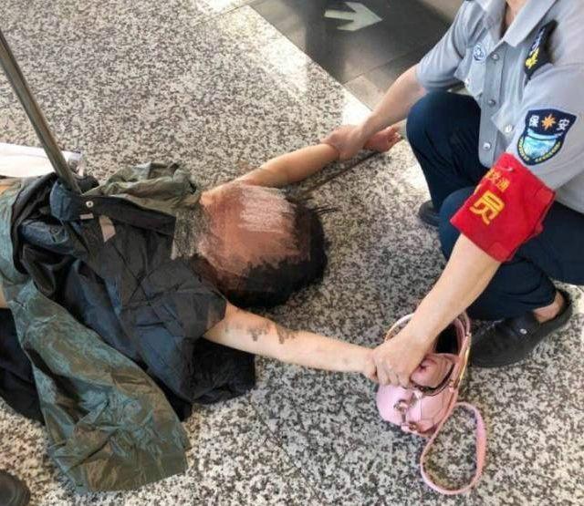 女子在輕軌上瘋狂撕咬陌生乘客，跪地舔食血跡，還脫光衣服……