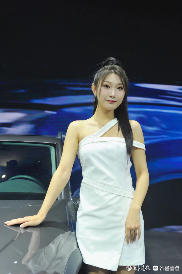 齊魯國際車展現(xiàn)場：一大波美女車模來襲，個頭高挑笑容迷人