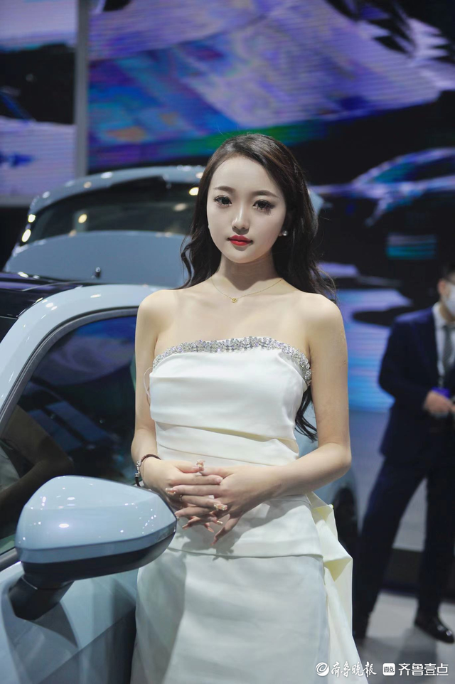 齊魯國際車展現(xiàn)場：一大波美女車模來襲，個頭高挑笑容迷人