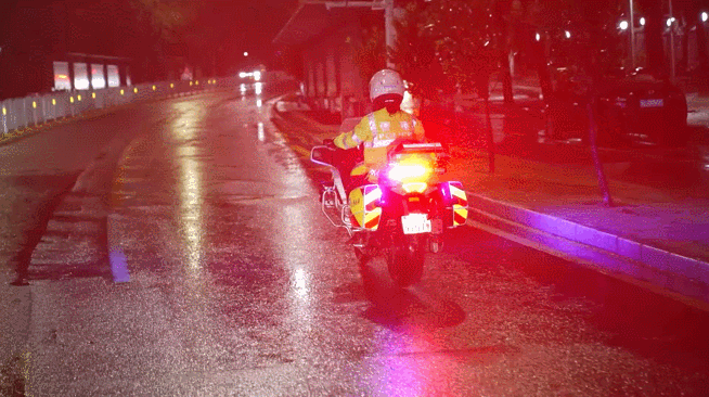 深圳暴雨夜徒手推車的最美女鐵騎找到了→