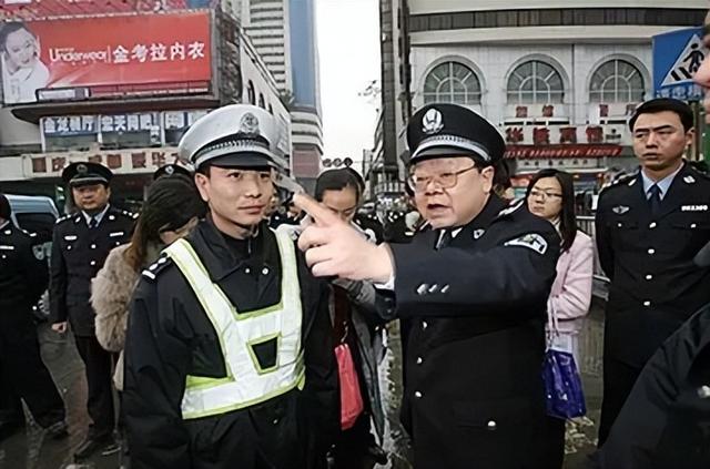 “打黑局長(zhǎng)”文強(qiáng)：霸占警花，玩弄女星，被捕時(shí)家中發(fā)現(xiàn)2000萬(wàn)