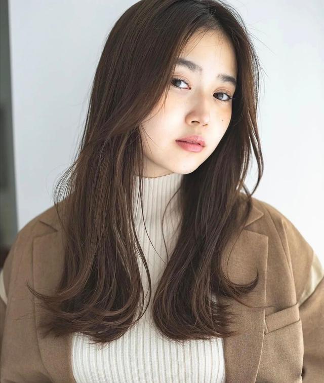 那些留長發(fā)好看的女人，都很喜歡這幾款發(fā)型，優(yōu)雅洋氣又顯年輕