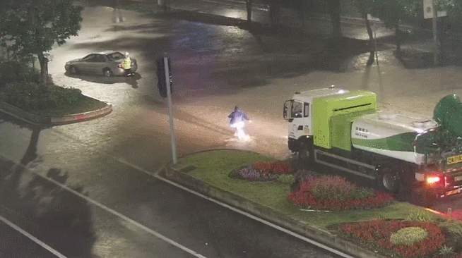 深圳暴雨夜徒手推車的最美女鐵騎找到了→