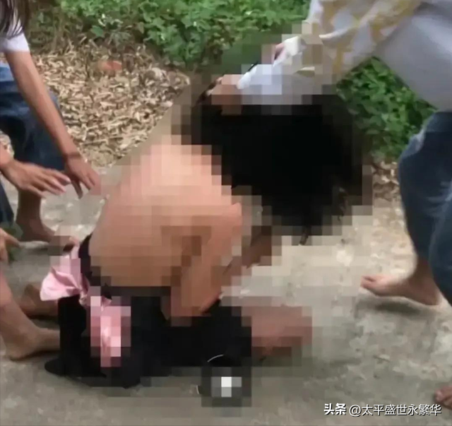打人兇手就是他們，13歲女孩衣服被扒光，遭同學(xué)群毆，網(wǎng)友：嚴(yán)懲
