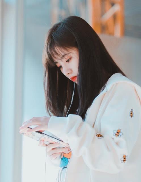 四千年美女鞠婧祎現(xiàn)機場，每個動作都讓人心動，少女氣息溢滿屏幕