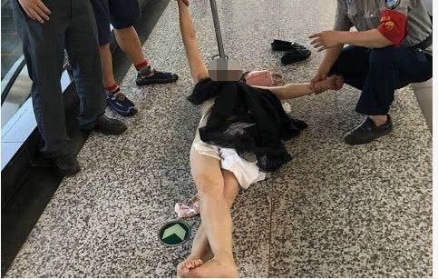 女子在輕軌上瘋狂撕咬陌生乘客，跪地舔食血跡，還脫光衣服……
