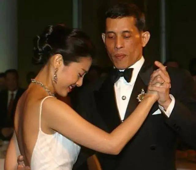 2014年泰國(guó)最美王妃，被爆出赤裸趴地給狗喂食，全程多人圍觀錄像