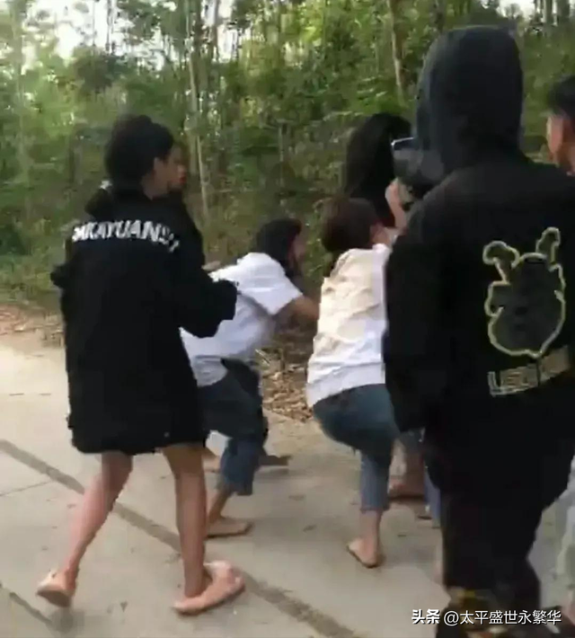 打人兇手就是他們，13歲女孩衣服被扒光，遭同學(xué)群毆，網(wǎng)友：嚴(yán)懲