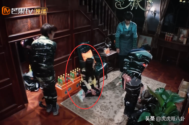 《密室》楊冪的“美人坐姿”火了！全身被膠帶綁住的一刻，差點