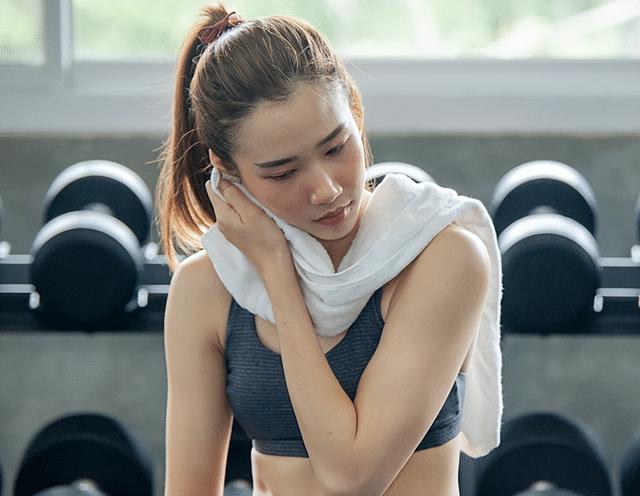 恐怖的家教經(jīng)歷，美女家長(zhǎng)一眼看出我女扮男裝，我卻猜不出她的