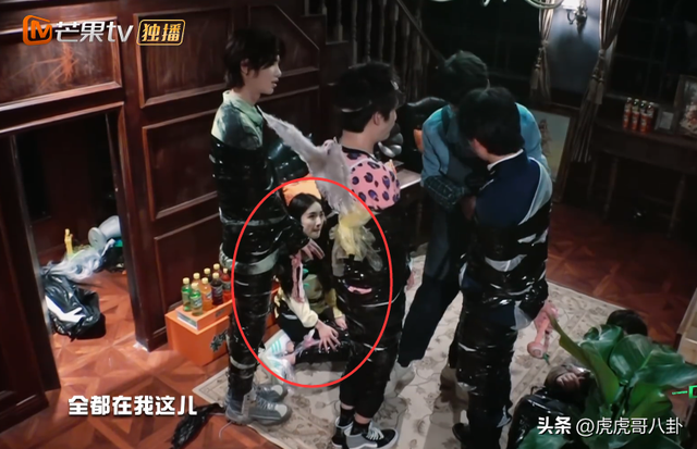 《密室》楊冪的“美人坐姿”火了！全身被膠帶綁住的一刻，差點