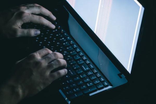 男子遠程操控27人電腦，長期偷窺女性……上海法院判了！