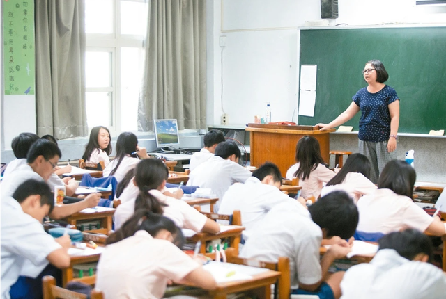 “原來生活費都用到這了”，女生宿舍照片流出，家長看后很生氣