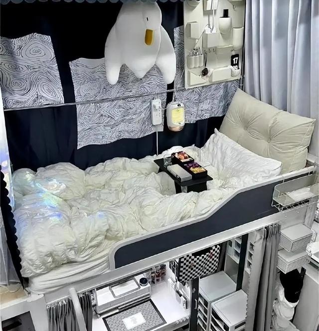 “原來生活費都用到這了”，女生宿舍照片流出，家長看后很生氣